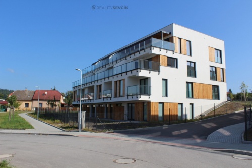 Pronájem bytu 2+kk s terasou v Hluboké nad Vltavou